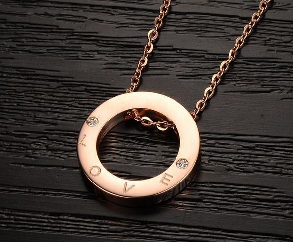 สร้อยคอผู้หญิง สร้อยคอ สี Rose Gold Stainless Steel ห้อยจี้ วงกลม ติดเพชร CZ AAA สลักอักษร Love สร้อยคอ ให้แฟน สุดหรู 702390