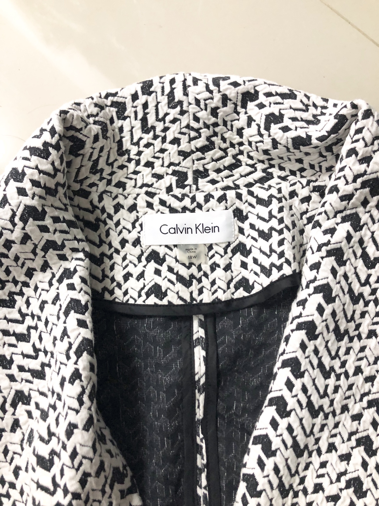 CALVIN KLEIN เสื้อคลุม เสื้อนอก CALVIN KLEIN แต่งขลิบปลาบขิบหนังสีดำ เนื้อผ้าสวยทิ้งตัว งานช็อปแท้ สวยหรูมากคะ SIZE L/XL/XXL ขาวดำ