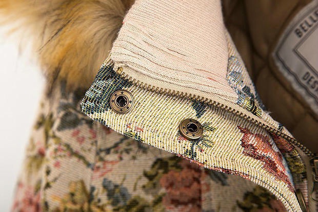 BELLFIELD เสื้อกันหนาว แต่งฮูท ติดเฟอร์ แบรนด์ดังอังกฤษ BELLFIELD ลายดอกสีนูทกากีอ่อน สวยหรู งานสวย เนี๊ยบมากคะ (จำนวนจำกัด ) (หมวกฮูทถอดได้คะ) Size S/M/L นูทกากีอ่อน