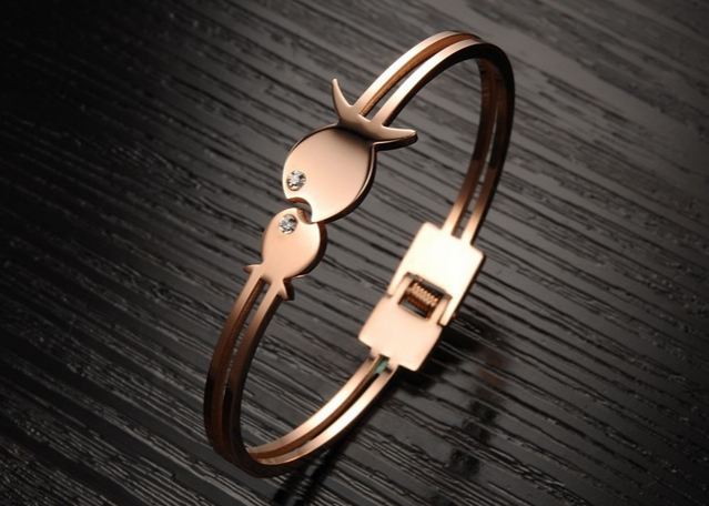 กำไลข้อมือผู้หญิง กำไลทอง 18 K สี Rose Gold ยอดฮิต กำไลข้อมือ ลาย ปลาคู่ สำหรับ ราศี กุมถ์ และ มีน ฝังเพชร CZ ที่ตา สวยหรู มีสไตล์ 398187