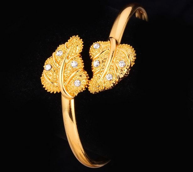 กำไลข้อมือผู้หญิง กำไลทอง 18 K กำไลหรู ติด เพชร CZ AAA ทำลาย ใบโพธิ์ ใบไม้ สีทอง สวยงาม ใส่ออกงาน ของขวัญให้แฟน ดูดี มีราคา 100850