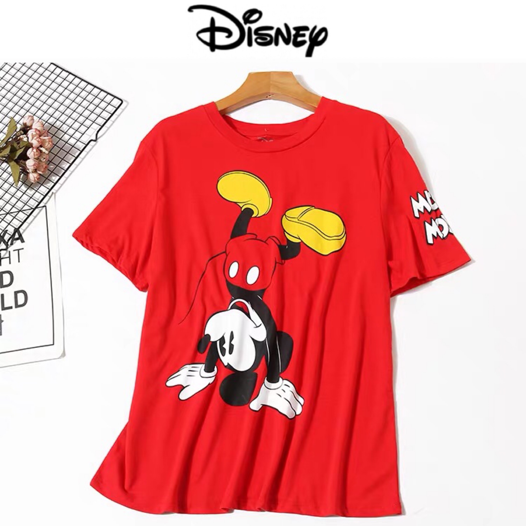 Disney เสื้อยืดคอกลม สีแดงสด ลายMicky mouse งานDISNEY แท้ สวยมากคะ แดง