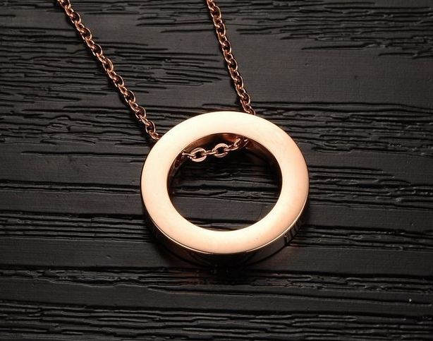 สร้อยคอผู้หญิง สร้อยคอ สี Rose Gold Stainless Steel ห้อยจี้ วงกลม ติดเพชร CZ AAA สลักอักษร Love สร้อยคอ ให้แฟน สุดหรู 702390
