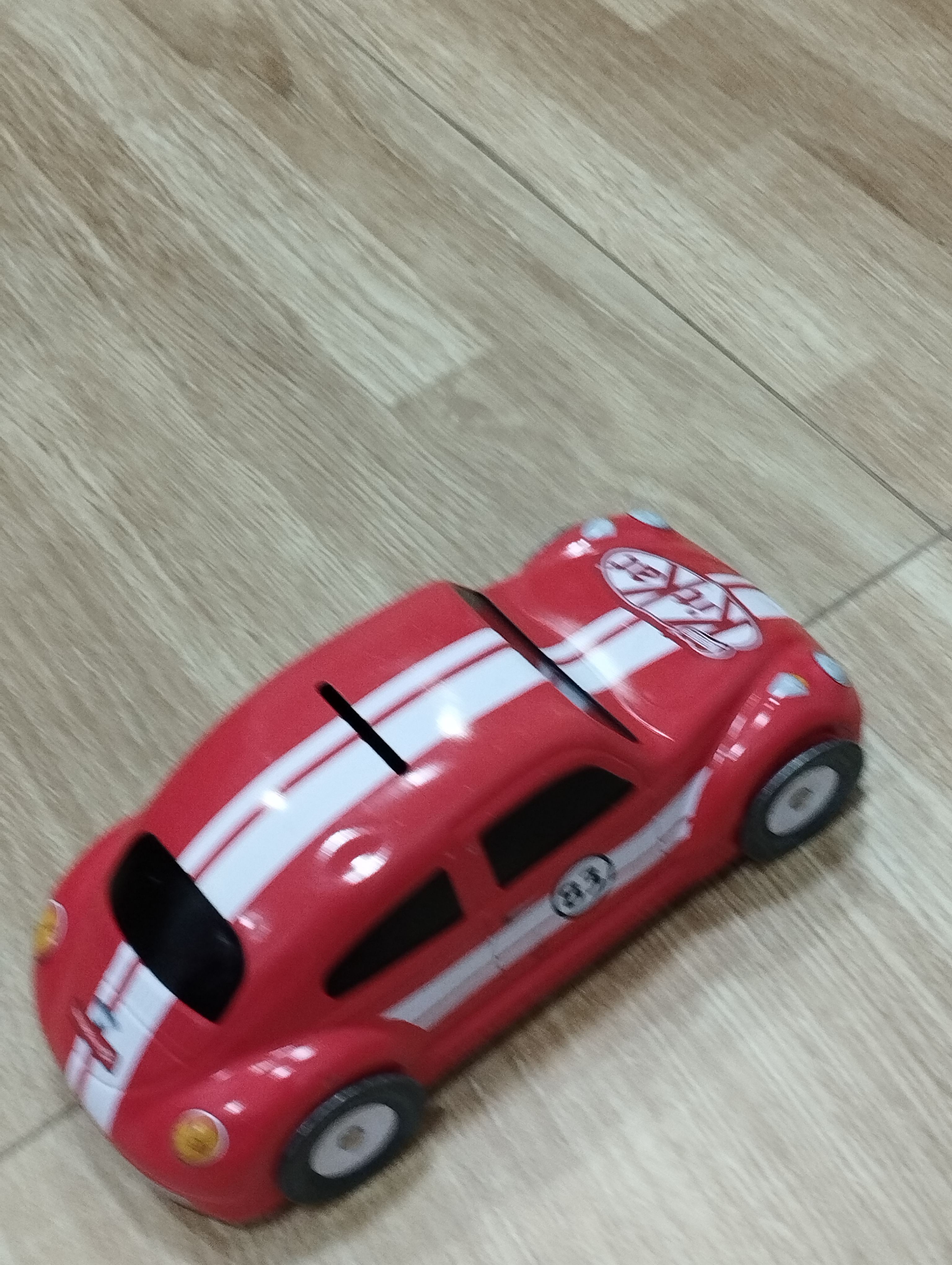 รถออมตังค์ โลหะสูดเท่ห์ สีเเดงลายKitKat มือสอง