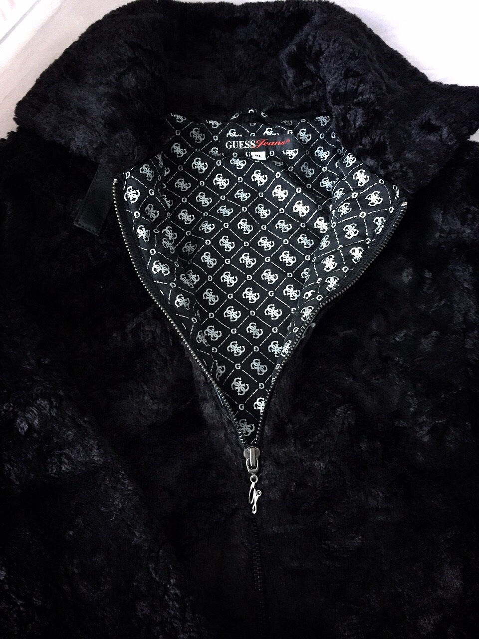 Guess เสื้อกันหนาว แบรนด์เนม Guess แต่งขนฟู แขนเอวจั๊มพ์ คอปกใส่ได้2 แบบ สวยหรู ขนเนียนนุ่ม ติดtag เหล็กguess ขอบเอว หัวซิบ สวย อุ่นมากคะ Size M/L ดำ