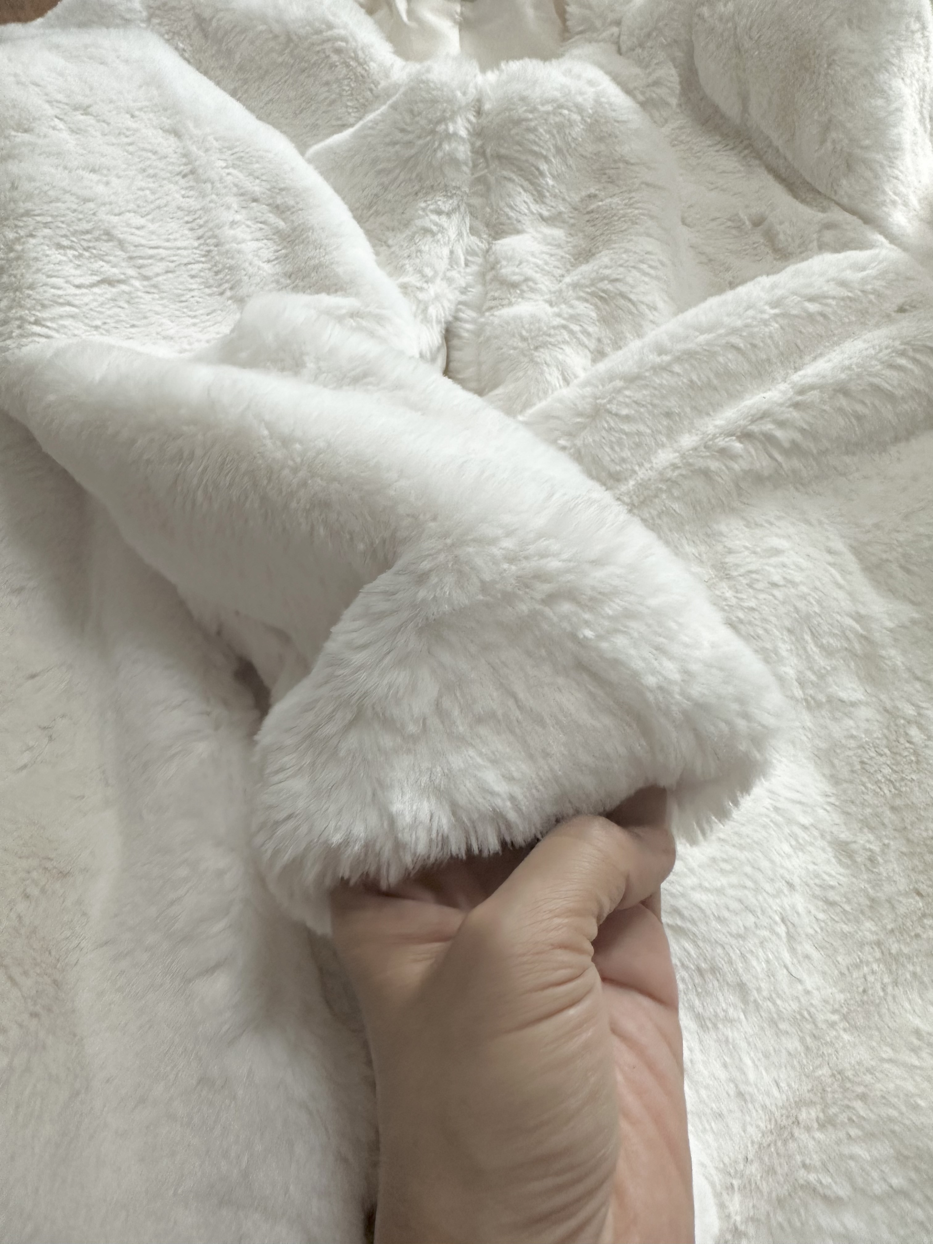 Selected เสื้อเฟอร์กันหนาว เสื้อขน Fluffy coat สีขาว แบรนด์ SELECTED สำเนา สำเนา สำเนา สำเนา