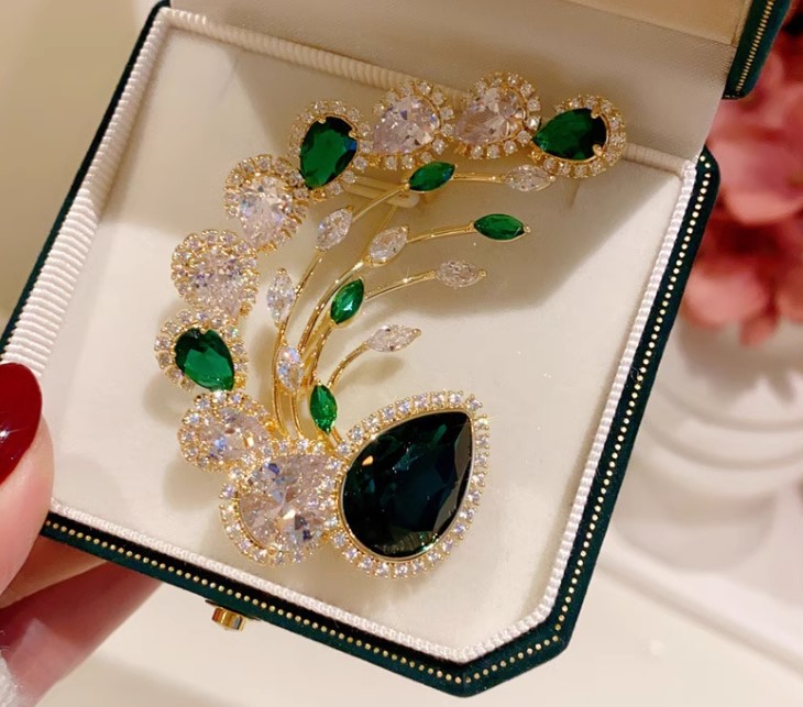 เข็มกลัด ขนนกสีทอง ตกแต่งด้วย เพชร CZ AAA สีเขียวมรกต ส่วนโค้ง สวยงาม เข็มกลัดติดเสื้อ แบบหรูหรา 157812