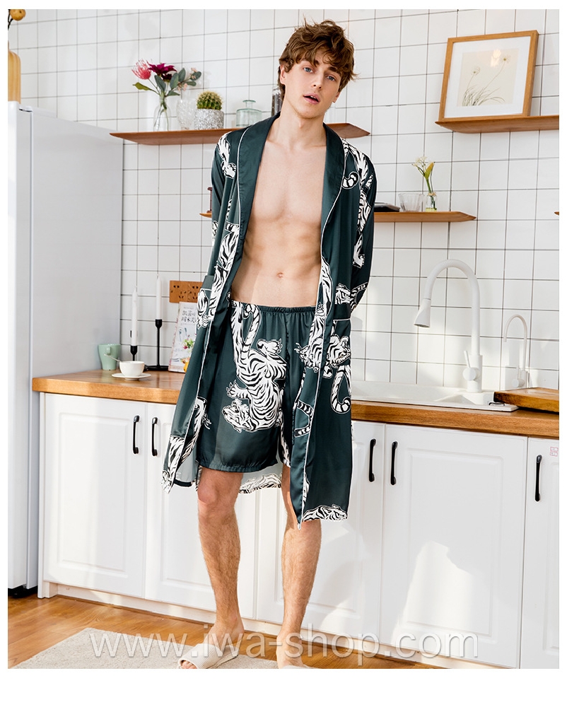 พร้อมกางเกง เสื้อคลุมกิโมโน ชุดกิโมโน ชุดนอนผ้าซาติน ชุดนอนผู้ชาย ลายเสือ สีเขียว