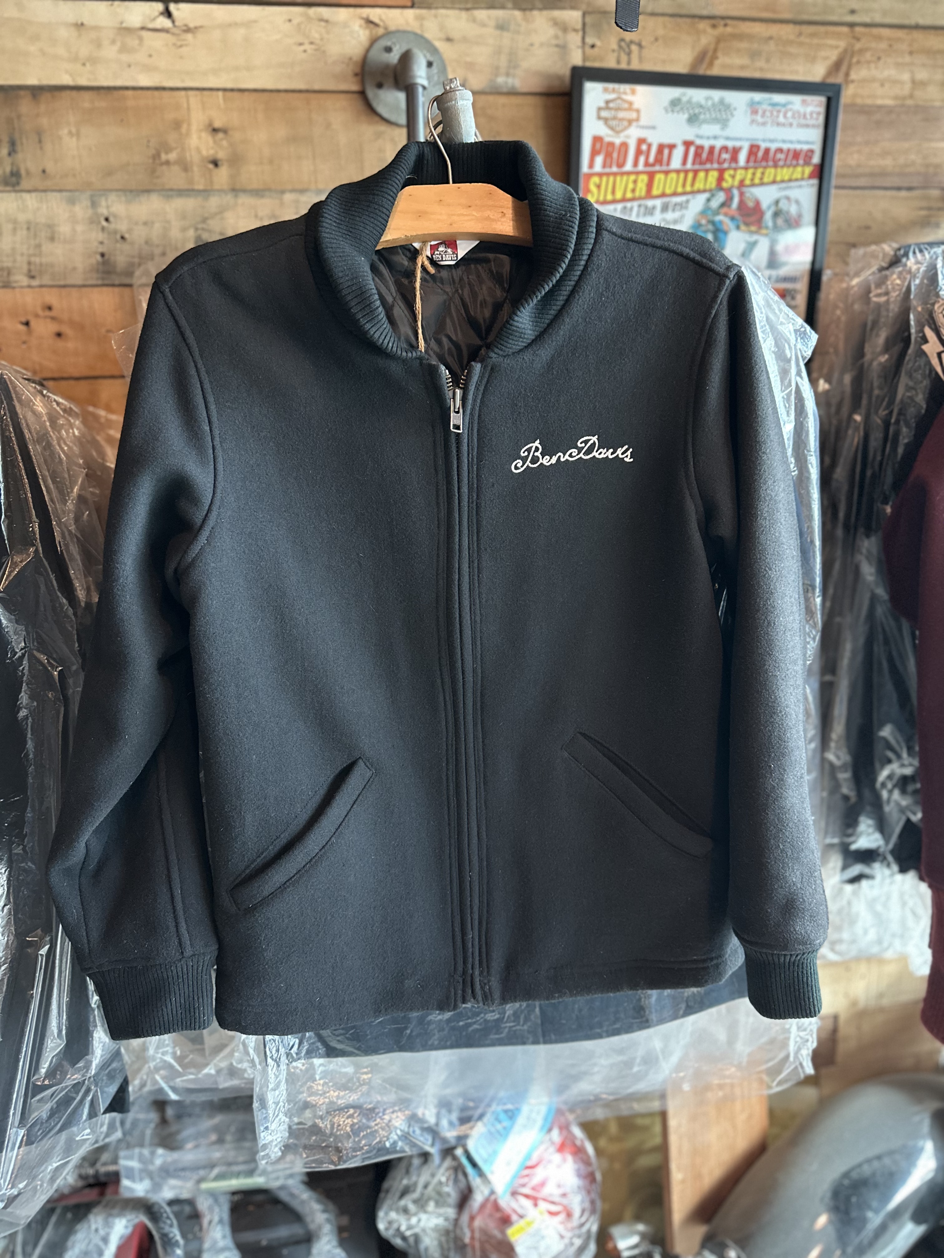 Ben davis เสื้อนอก เสื้อแจ็คเก็ต ผู้ชาย แบรนด์ Ben davis แท้ สีดำ เนื้อสักหลาด กันหนาว งานแท้ สวย เท่ห์ มาก คะ Size L/XL/XXL สำเนา สำเนา สำเนา ดำ