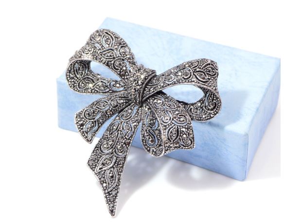เข็มกลัดติดเสื้อ ดีไซน์ เป็นรูป โบว์ สีเงิน ตกแต่งด้วย Rhinestone ระยิบระยับ เข็มกลัด ตกแต่งเสื้อ ติดปกเสื้อ หน้าอกเสื้อ สวย ๆ 202256