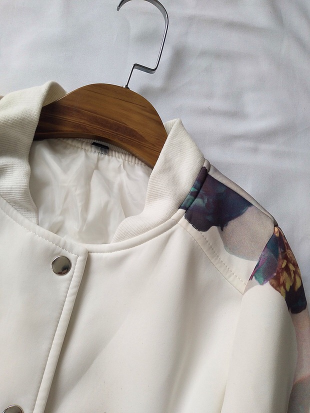 เสื้อคลุม เสื้อแจ็คเก็ต ผ้าวอร์ม สีขาว แต่งแขน ลายดอก เนื้อผ้าวอร์ม ใส่สบายคะ