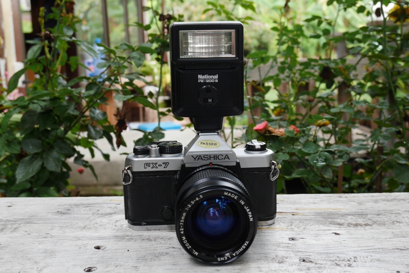 YASHICA FX-7 YASHICA LENS ML ZOOM 42-75MM.F3.5-4.5