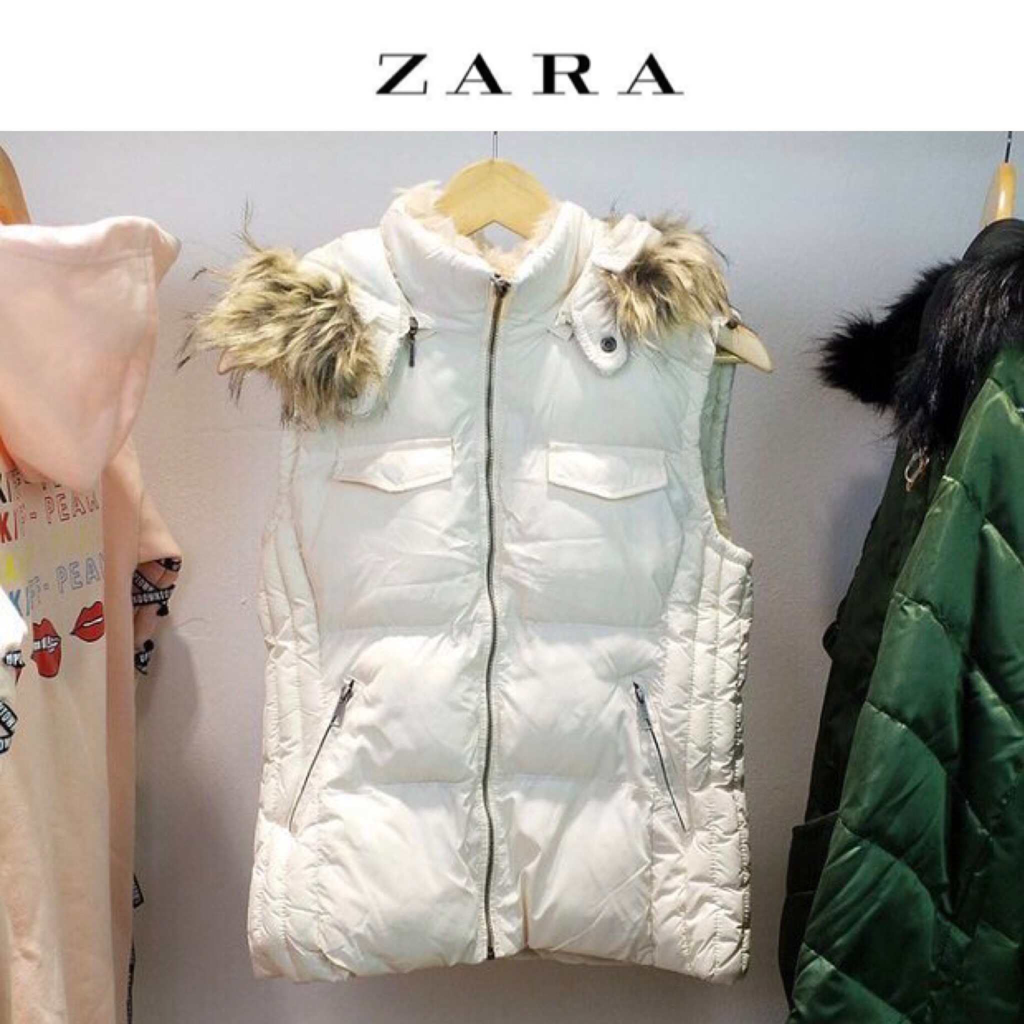 Zara เสื้อกั๊กกันหนาว กั๊กZARA สีครีม แต่งหมวกฮูท ติดขนเฟอร์ (เฟอร์&ฮูทถอดได้คะ) แต่งขนอุ่น คอปกด้านใน แบบสวย น่ารักมากคะ สำเนา ครีม