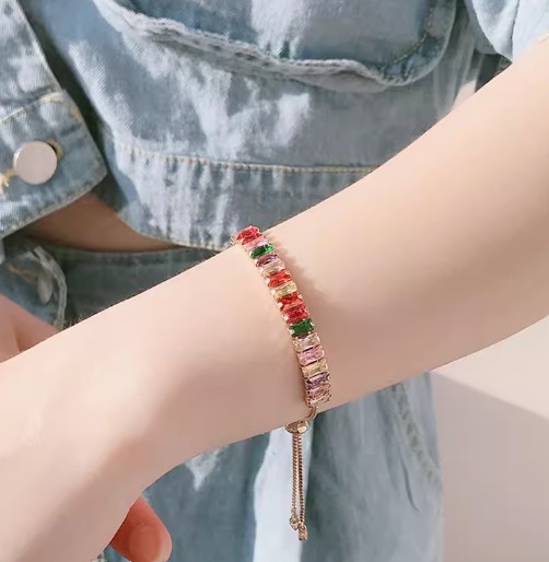 สร้อยข้อมือผู้หญิง สร้อยข้อมือ เพชรหลากสี หรือ เพชรนพเก้า ใส่สวย สไตล์วัยรุ่น เพชรเยอะ 202406