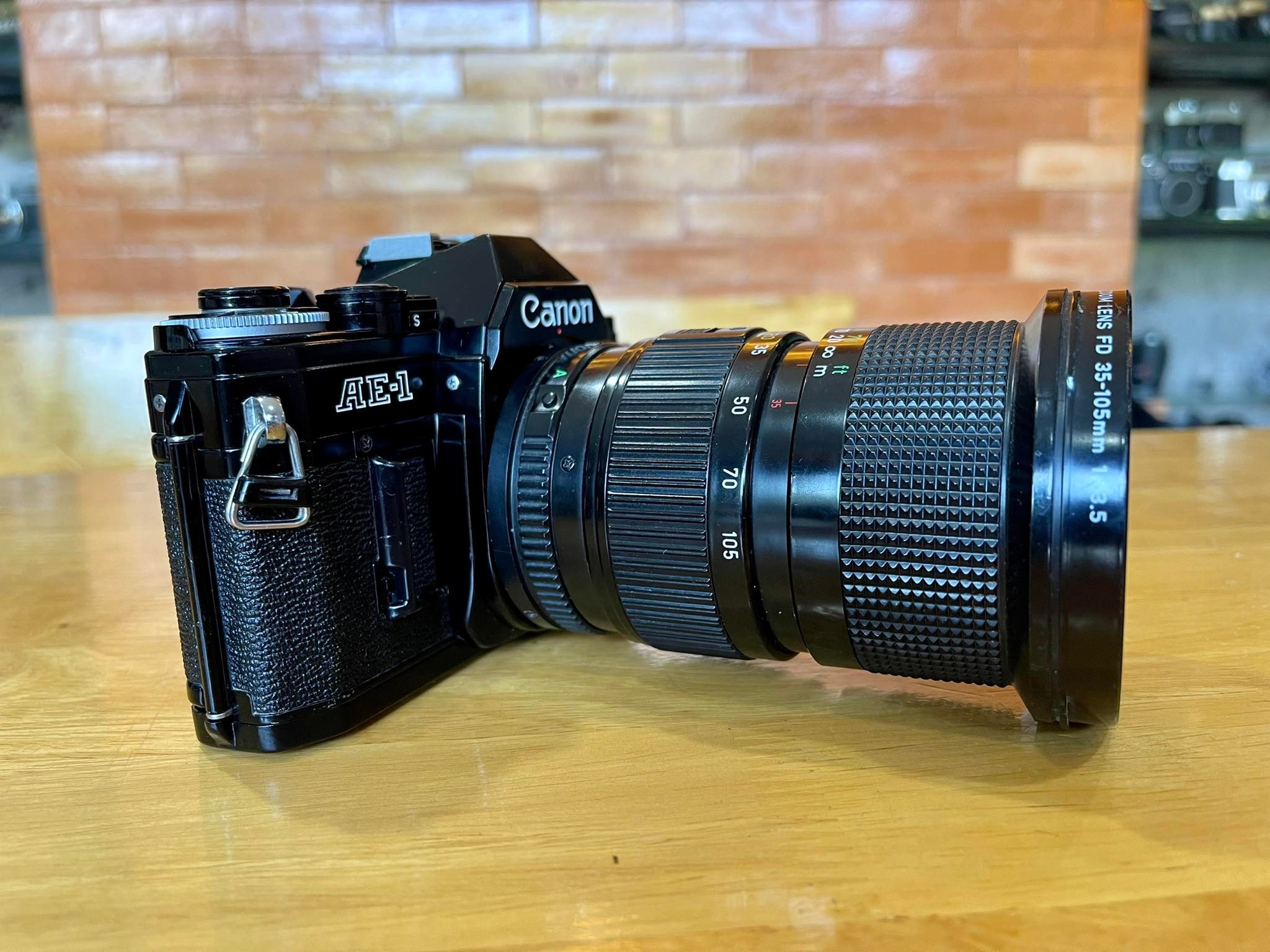 CANON AE1 CANON ZOOM LENS FD 35-105MM.F3.5 MACRO