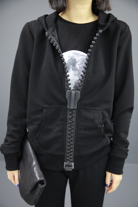 เสื้อแจ็คเก็ต ผ้าเรยอน สีดำ แต่งซิปหัวใหญ่ เนื้อผ้านุ่มลื่น สวยเท่ห์ มั่กคะ Free Size
