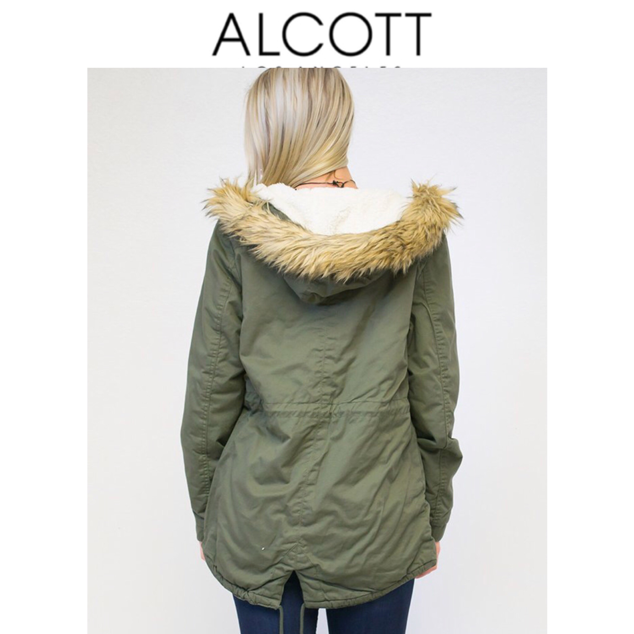 เสื้อกันหนาว เสื้อแนวPARKA กันหนาว แต่งฮูทติดเฟอร์ สีกากี แบรนด์เนม ALCOTT LOSANGELES UK แท้ ซับขนอุ่นสีขาว งานสวยเนี๊ยบมากคะ Size S/M/L /XL กากี