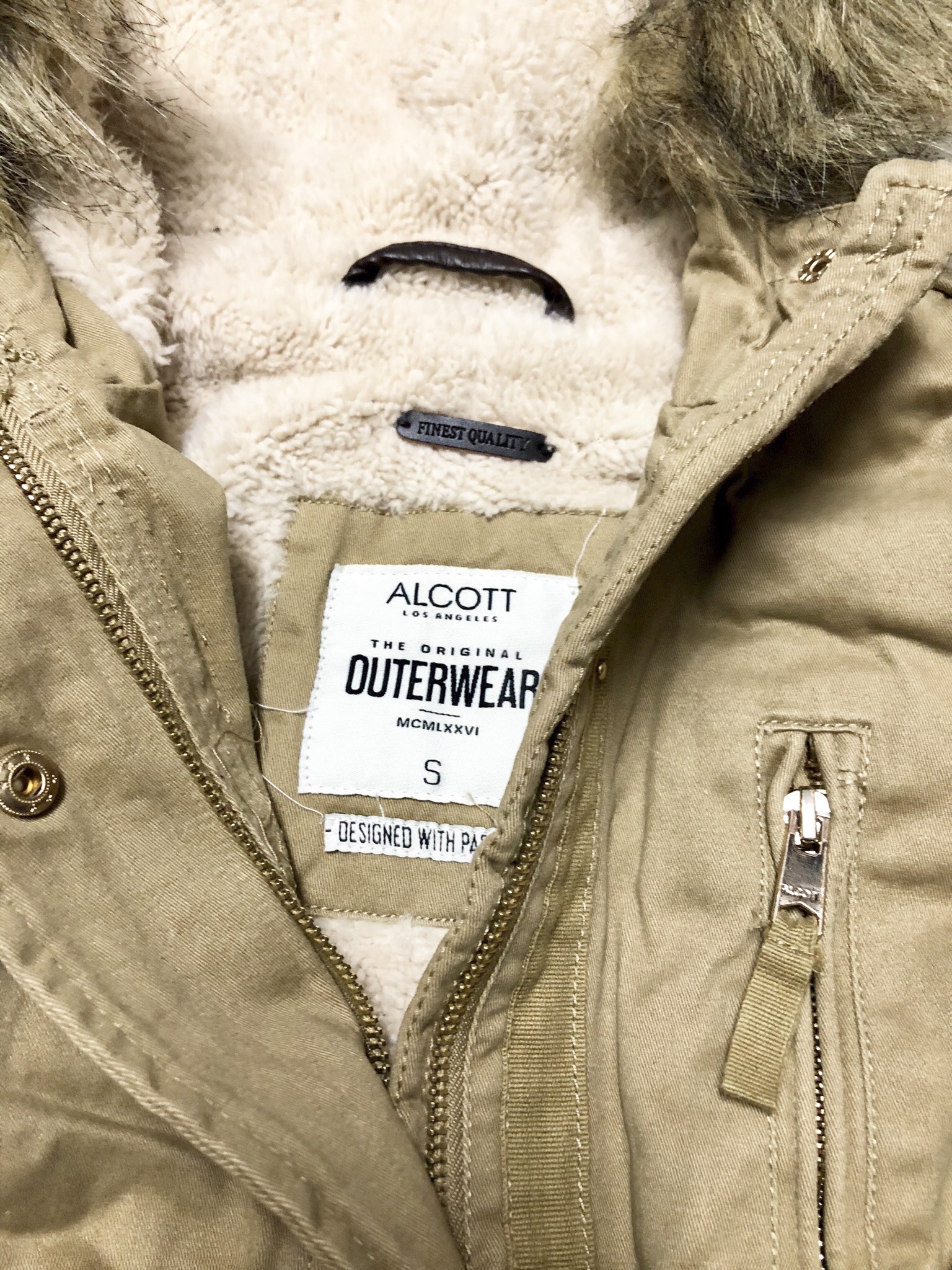 เสื้อกันหนาว เสื้อแนวPARKA กันหนาว แต่งฮูทติดเฟอร์ สีกากี แบรนด์เนม ALCOTT LOSANGELES UK แท้ ซับขนอุ่นสีขาว งานสวยเนี๊ยบมากคะ Size S/M/L /XL กากี