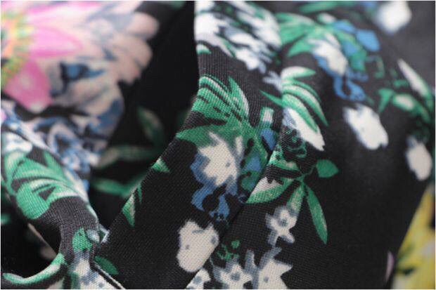 เสื้อคลุม เสื้อแจ็คเก็ต ผ้าวอร์ม พื้นดำ ลายดอกสีสันสวยสดใส แต่งแขนเอวจั๊ม เนื้อผ้าหนานุ่มเริ่ดคะ ติดแบรนด์ TSZC