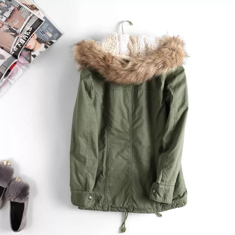 Benetton เสื้อกันหนาว parka ปาร์ก้า โค้ทกันหนาว เสื้อฮูทเฟอร์ สีเขียว แบรนด์เนม BENETTON แต่งขนเฟอร์ ซับขนอุ่นด้านใน(เฟอร์ถอดได้คะ) เขียว