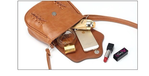 กระเป๋าสะพายข้าง ทรงวินเทจ สีน้ำตาล แต่งลายฉลุ ลายถัก สวยเก๋ แนวมากคะ Size :กว้าง20/สูง18/หนา9cm