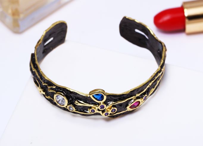 กำไลข้อมือสีดำ เทรนด์ใหม่ ใส่สวย กำไล แบบ คัฟ ตกแต่งด้วย คริสตรัลแท้ แบบสวย ดีไซน์ ดำ ตัด ลายเส้นทอง 427299