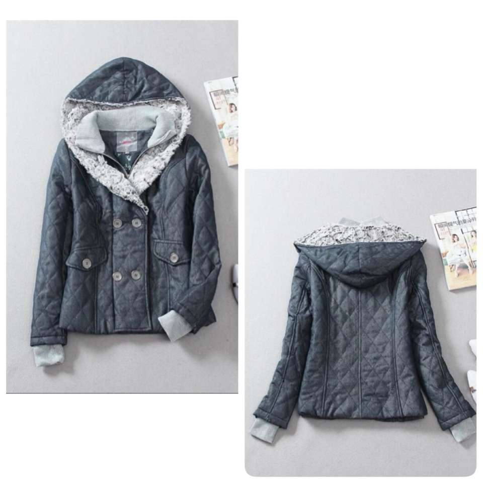 เสื้อกันหนาว ผ้ายีนส์สีเทา แต่งปกคอ ขนสีเทา ติดหมวกฮูท เนื้อผ้าหนา นุ่ม อุ่น เดินด้ายตารางทั้งตัว แต่งกระดุมแถบ แนวเกาหลีๆ Size M/L