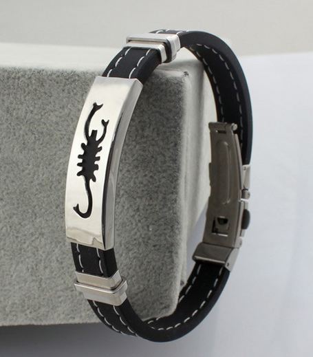 สร้อยข้อมือผู้ชาย กำไลข้อมือ ผู้ชาย สาย สีดำ ใส่ แผ่น Stainless Steel แกะลาย แมงป่อง เท่ ๆ ของขวัญให้แฟน แบบเท่ ๆ 410076