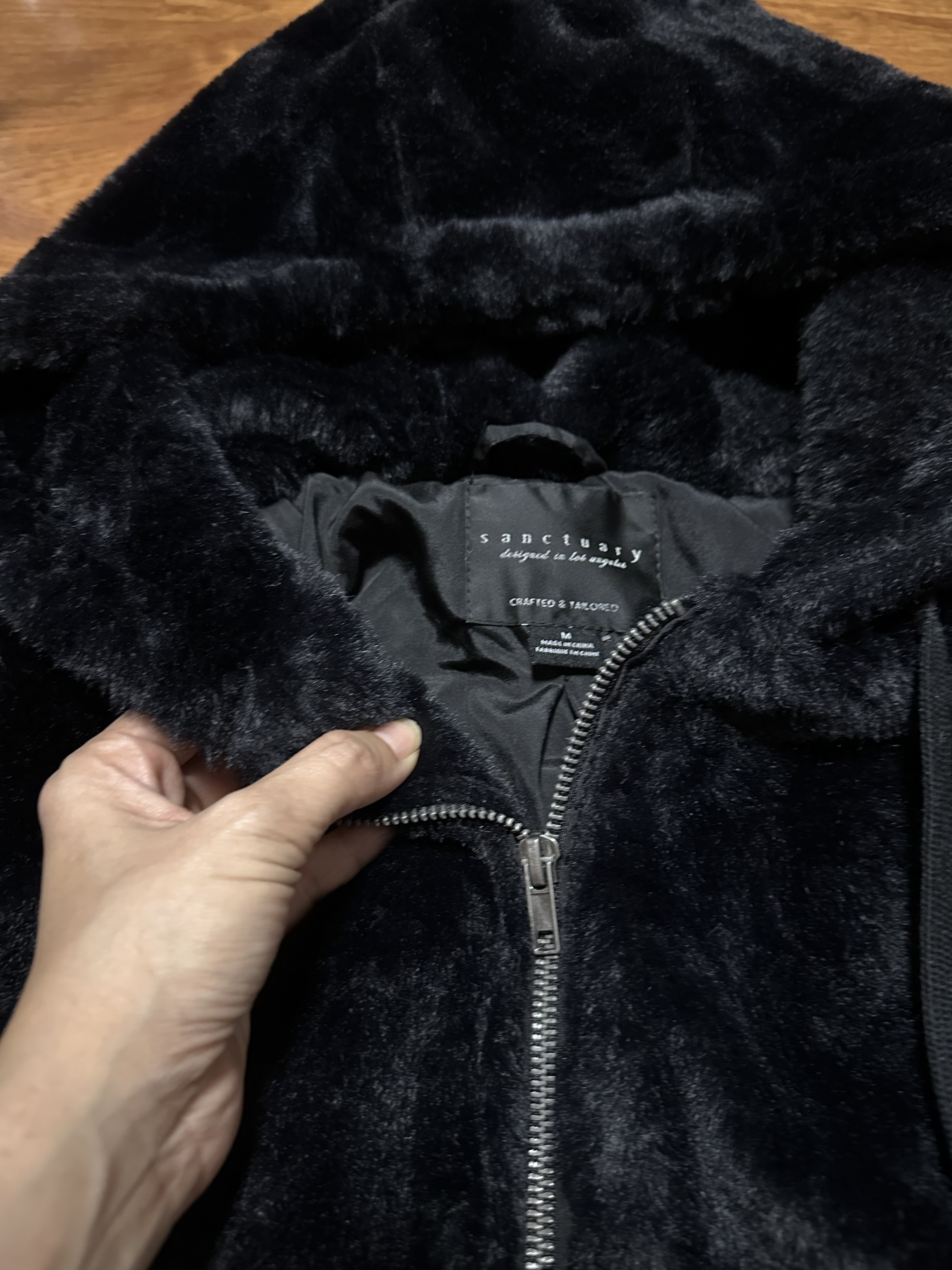 915 เสื้อเฟอร์กันหนาว หมวกฮู้ด เสื้อขน Fluffy hooded jacket แบรนด์ SANCTUARY ขาว