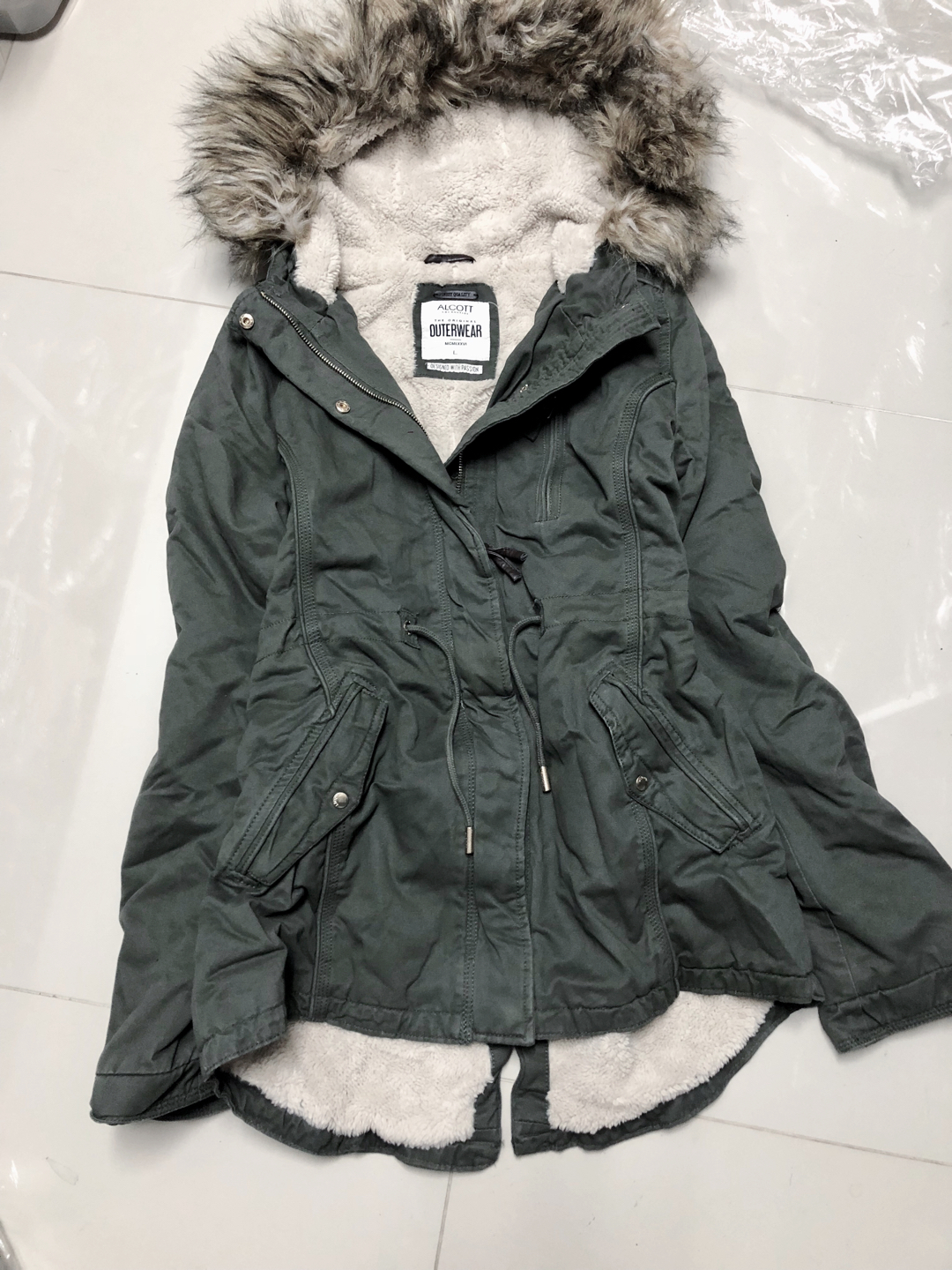 เสื้อกันหนาว เสื้อแนวPARKA กันหนาว แต่งฮูทติดเฟอร์ สีกากี แบรนด์เนม ALCOTT LOSANGELES UK แท้ ซับขนอุ่นสีขาว งานสวยเนี๊ยบมากคะ Size S/M/L /XL กากี