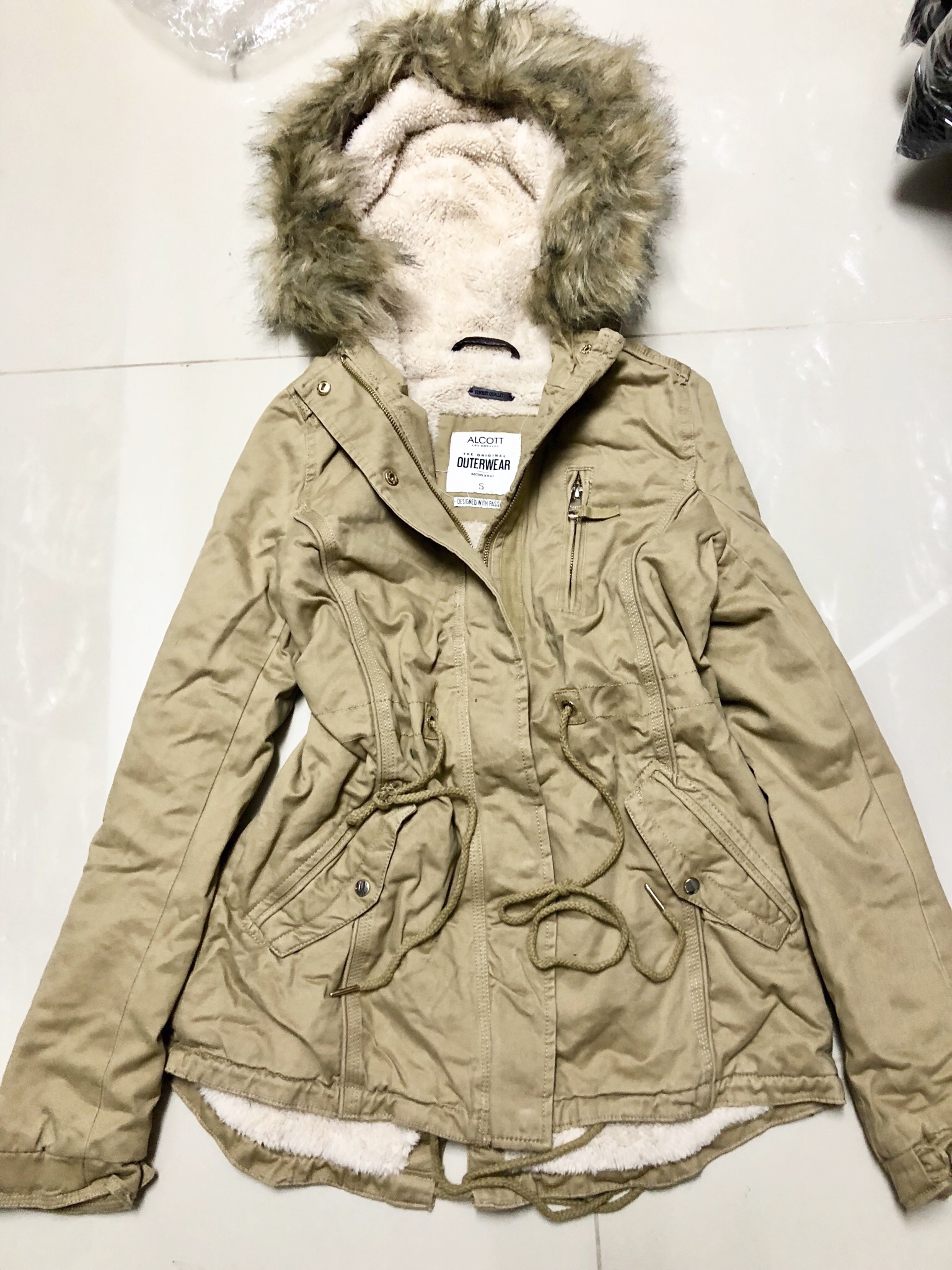 เสื้อกันหนาว เสื้อแนวPARKA กันหนาว แต่งฮูทติดเฟอร์ สีกากี แบรนด์เนม ALCOTT LOSANGELES UK แท้ ซับขนอุ่นสีขาว งานสวยเนี๊ยบมากคะ Size S/M/L /XL กากี