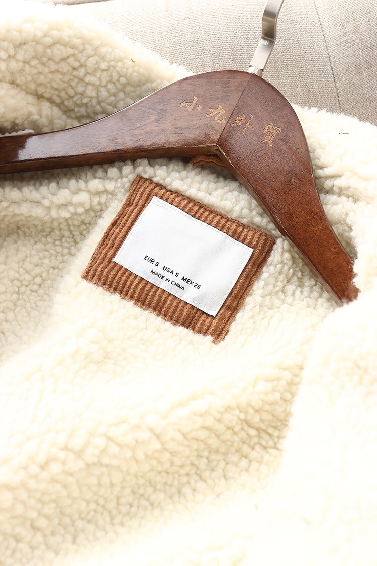 Bershka เสื้อกันหนาว เสื้อแจ็ค เนื้อลูกฟูก แต่งซับขนอุ่น สีขาวด้านใน แบรนด์ BESHKAงานสวย น่ารักมากคะ