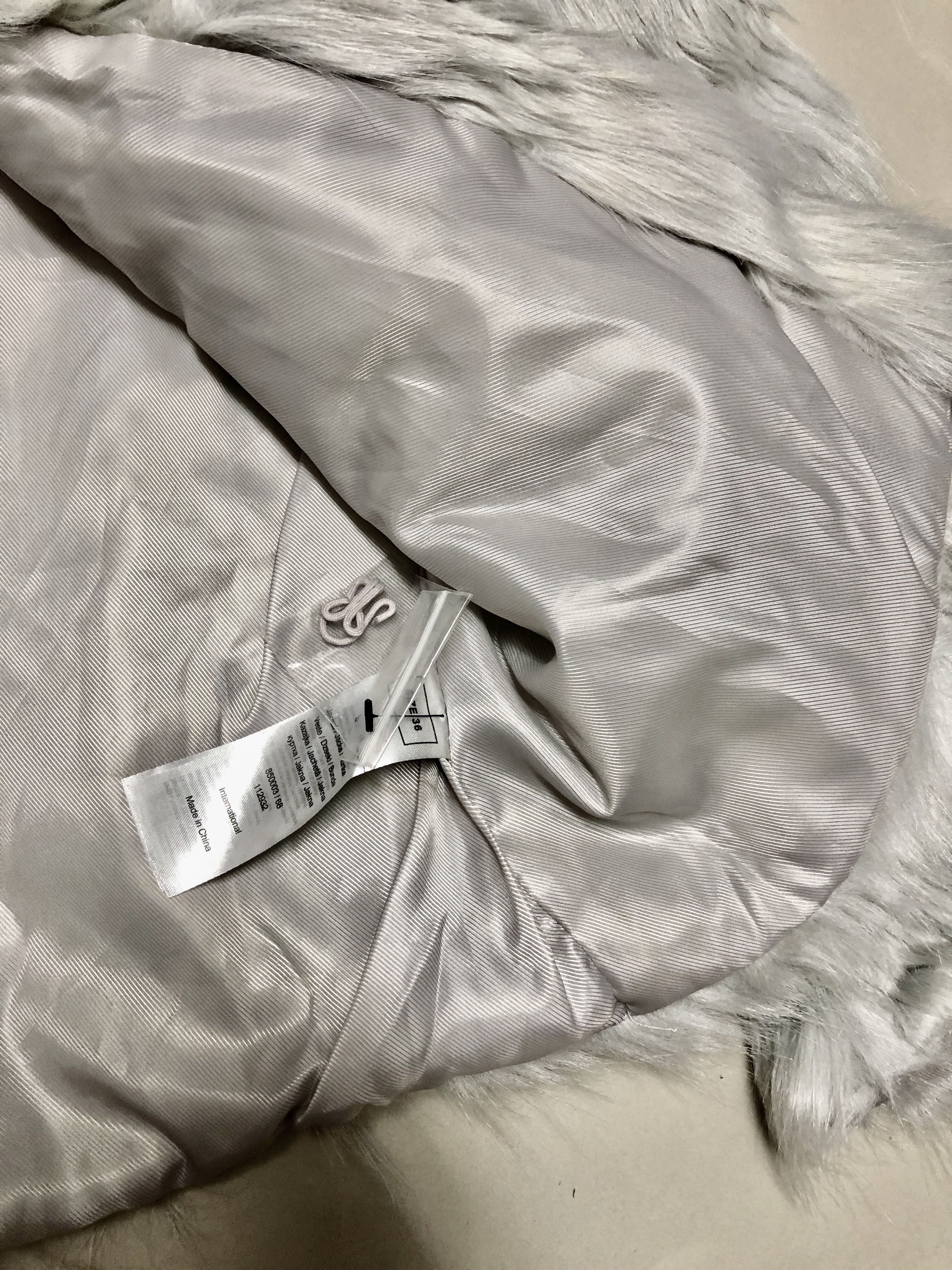 Orsay เสื้อคลุม เสื้อขนสัตว์ สีเทาอ่อน เนื้อขนฟู เนียนลื่น สวยหรู แบรนด์เนม ORSAY From German แท้100% SIZE S/M/L เทาอ่อน