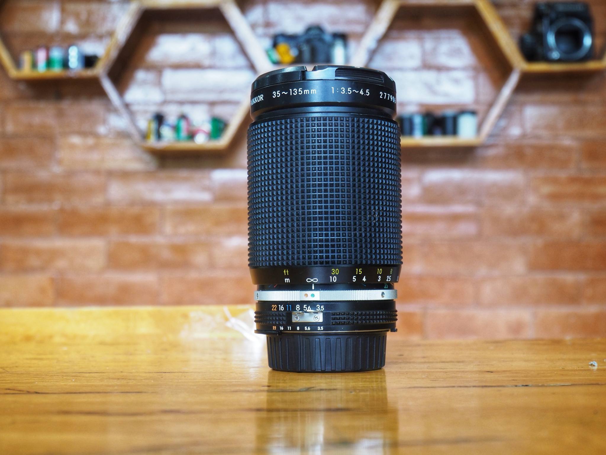 NIKON ZOOM-NIKKOR 35-135MM.F3.5-4.5 MACRO NIKON AIS MOUNT