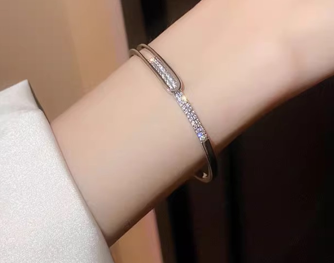 กำไลข้อมือทอง ฝังเพชร ลายตัว D ตัว H ลายโซ่ ใส่ออกงาน แบบสวยหรู กำไลข้อมือฝังเพชร แบบสวย ๆ 777537