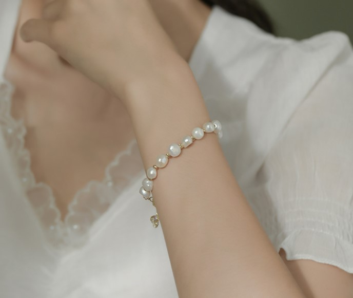 สร้อยข้อมือไข่มุกแท้ สร้อยข้อมือไข่มุก บาร็อค ตกแต่งด้วย จี้ผึ้ง คริสตรัลแท้ สีขาว สร้อยข้อมือสุดหรู ใส่ออกงาน 435580