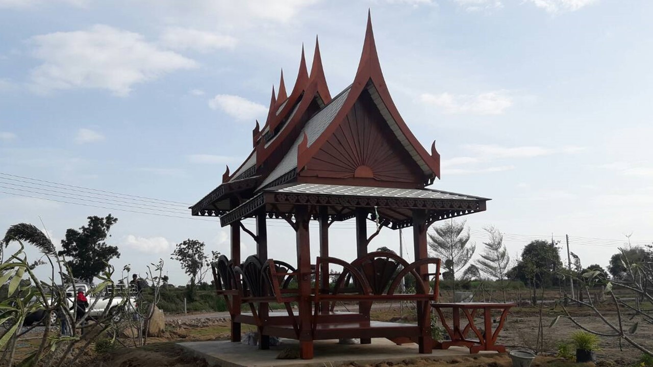 รหัสสินค้า : SL-020 : ศาลาทรงไทยประยุก (พนักพิงล้อเกวียน) ขนาด 2.0 X 4.0 X 5.50 เมตร