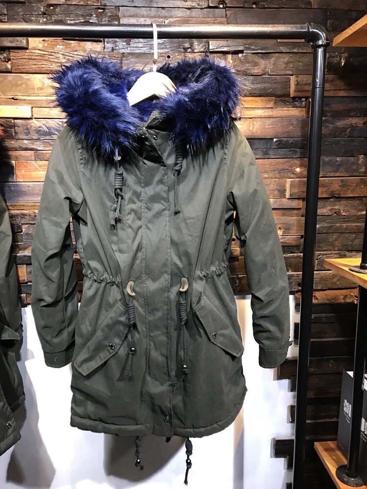 BERSHKA เสื้อโค้ท โค้ทฮูท กันหนาว เสื้อparka ฮูท กันหนาวสีเขียว แบรนด์เนมBERSHKA แต่งเฟอร์ สีน้ำเงิน ซับขนอุ่นน้ำเงิน งานสวย มากคะ Size S/M/L/2L/3L สำเนา สำเนา เขียวเฟอร์น้ำเงิน