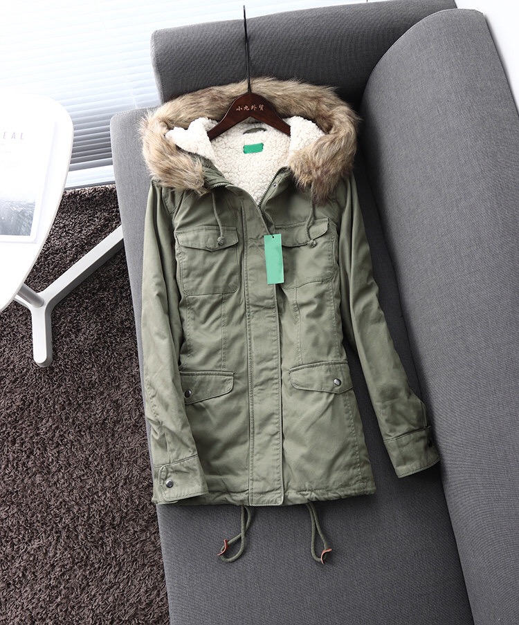 Benetton เสื้อกันหนาว parka ปาร์ก้า โค้ทกันหนาว เสื้อฮูทเฟอร์ สีเขียว แบรนด์เนม BENETTON แต่งขนเฟอร์ ซับขนอุ่นด้านใน(เฟอร์ถอดได้คะ) เขียว