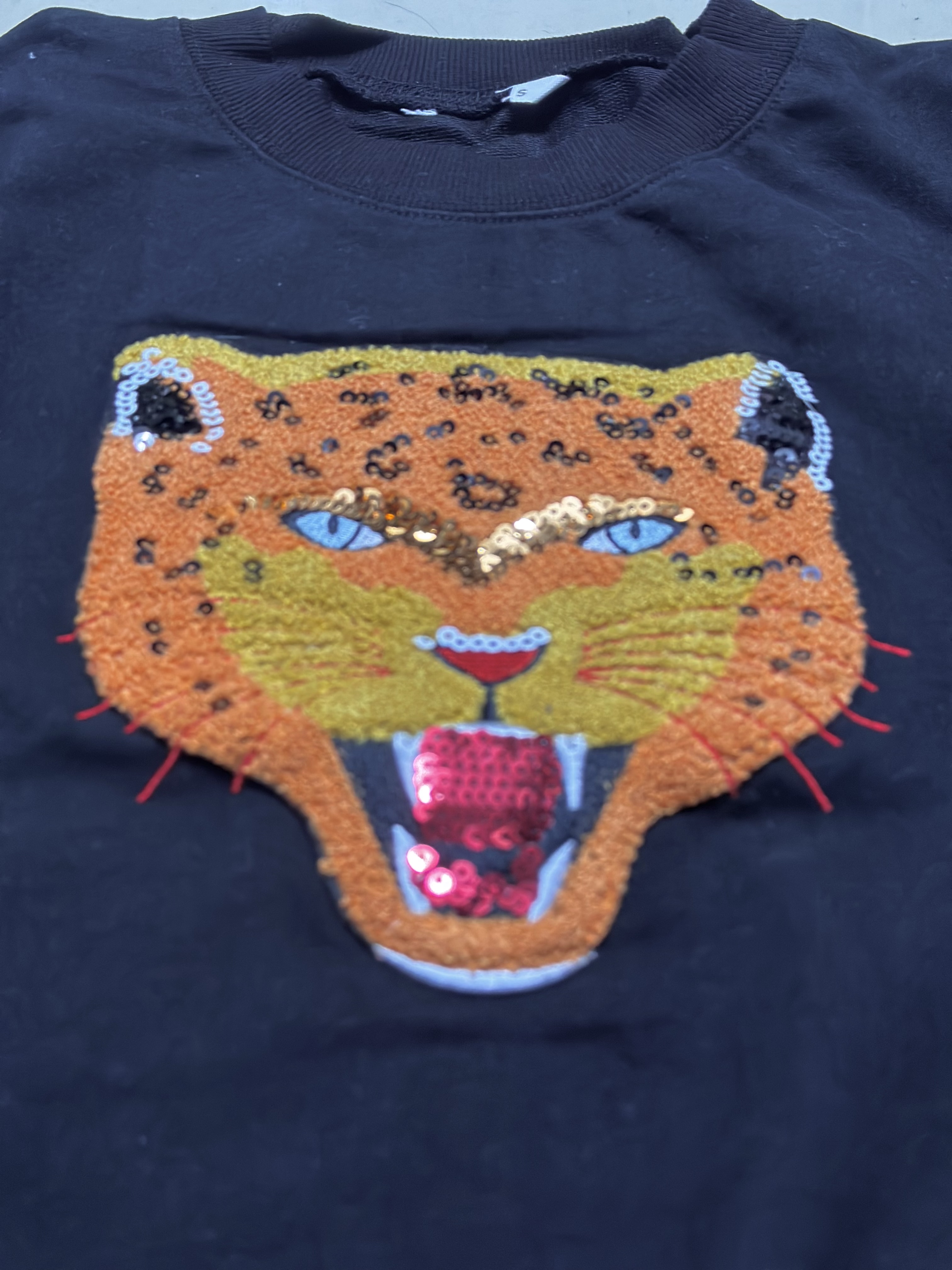 เสื้อหนาวไหมพรม สีดำ ลายปักเลื่อม หน้าเสือ FELINE เนื้อผ้ายืด นุ่ม สวย งานญี่ปุ่น sinsay คะ Size L
