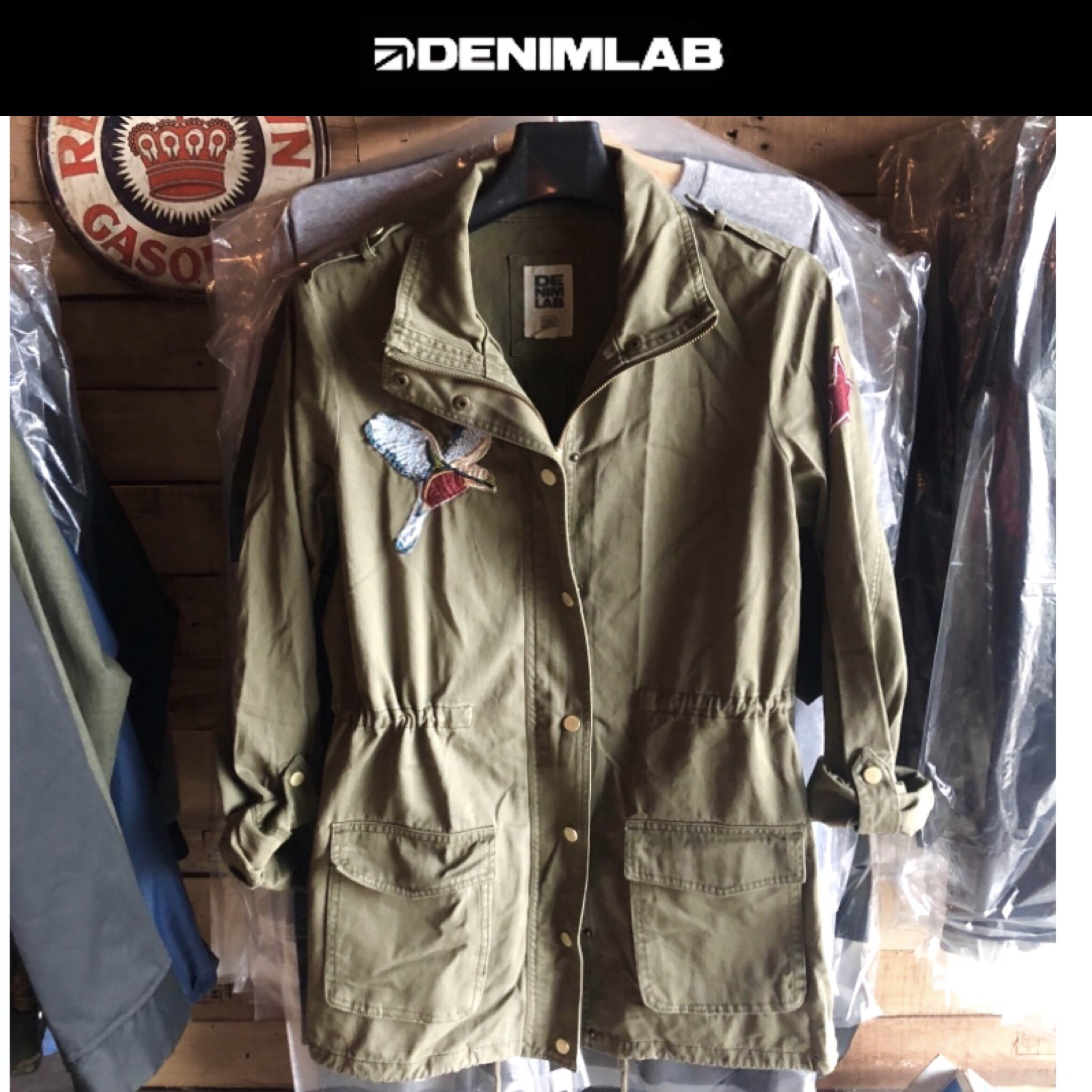 Stradivarius เสื้อเขียวทหาร เสื้อนอกแนวทหาร แต่งปักบั้ง หน้าอก เสื้อคลุมทหาร แบรนด์ STRADIVARIUS แพทเทินสวย เท่ห์มาก คะ Size S/M/L/XL สำเนา เขียว