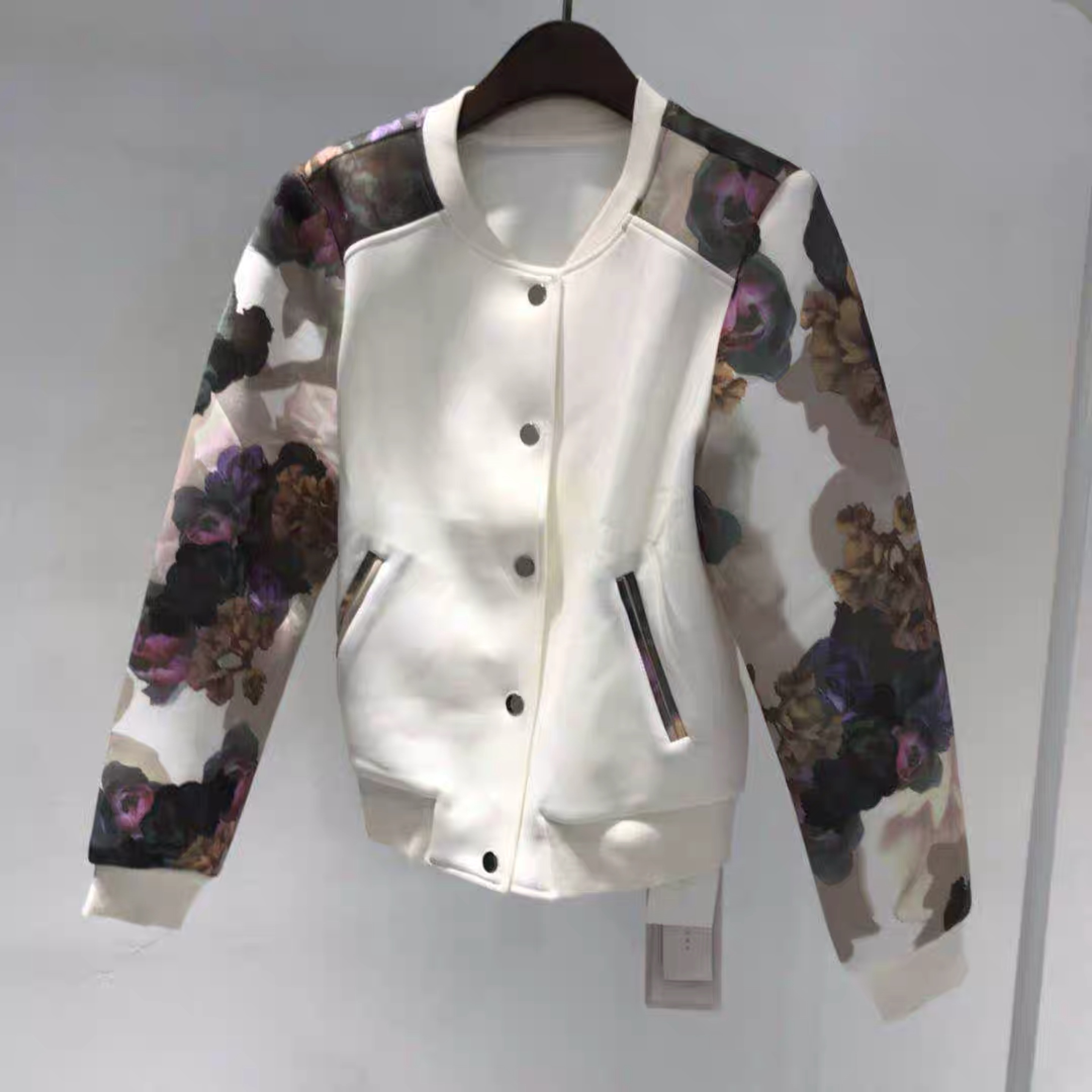 เสื้อคลุม เสื้อแจ็คเก็ต ผ้าวอร์ม สีขาว แต่งแขน ลายดอก เนื้อผ้าวอร์ม ใส่สบายคะ