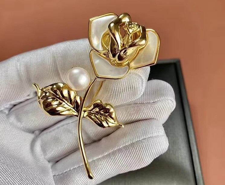 เข็มกลัด ดอกทิวลิป สีทอง ตกแต่ง ด้วย ไข่มุก ธรรมชาติแท้ เข็มกลัดดอกไม้ ทอง 14 k ตกแต่งเสื้อ 403782