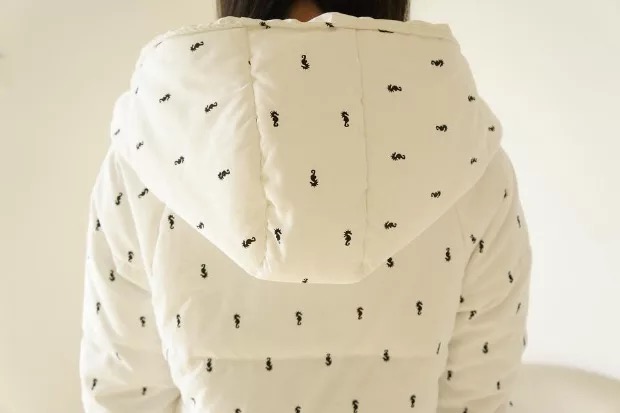 เสื้อกันหนาว เสื้อหนาวหมวกฮูท สีขาว บุนวมอุ่น พิมพ์ลายม้าน้ำ เนื้อผ้าเนียน นุ่ม. สินค้างานญี่ปุ่นคะ