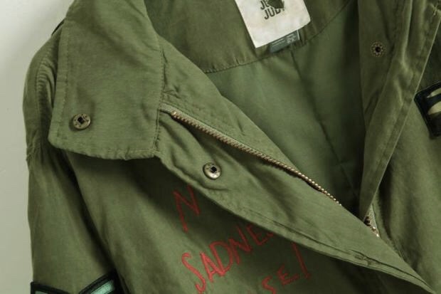 Jucy Judy เสื้อฮู้ดทหาร เสื้อคลุม สีเขียวทหาร เสื้อปาร์กา เสื้อ นอกเขียวทหาร งาน JUCY JUDY (Korea) (หมวกฮู้ดพับเก็บได่คะ) เขียว