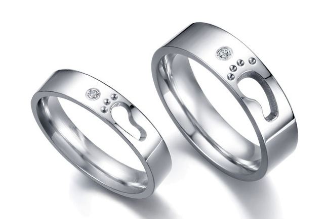 แหวนคู่รัก แหวนหมั้น แหวนแต่งงาน แหวนแทนใจ ครบรอบ แหวน Stainless steel สีเงิน แกะสลัก รอยเท้า ดีไซน์ ออกมาเป็น คู่ สำหรับผู้ชาย และ ผู้หญิง 411976