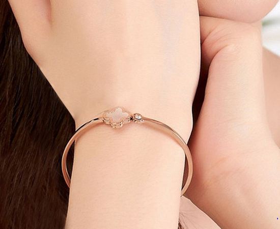 กำไลข้อมือ ผู้หญิง กำไลข้อมือ 316L Stainless Steel กำไลทอง ด้านนึง หัวเป็น ดอกไม้ สีดำ และ สีขาว ติดเพชร CZ AAA เม็ดเล็ก 415367