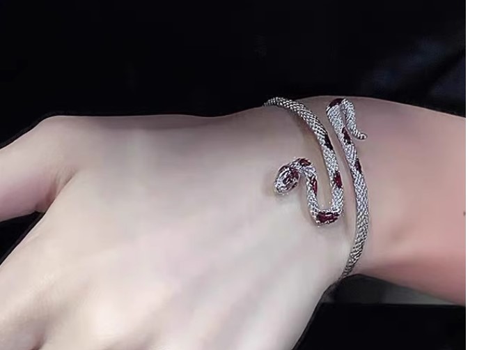 กำไลข้อมือเงิน ลายงู ฝังเพชร CZ สีแดงทับทิม สวยหรู กำไลเพชร ลายงู ใส่ออกงาน สวย ๆ 456381