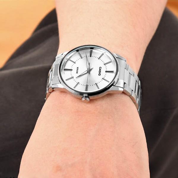 CASIO นาฬิกาคาสิโอ นาฬิกาข้อมือ นาฬิกากันน้ำ นาฬิกาของแท้ ประกันศูนย์ CMG 1 ปี รุ่น MTP-1303D-7A นาฬิกาสีเงิน