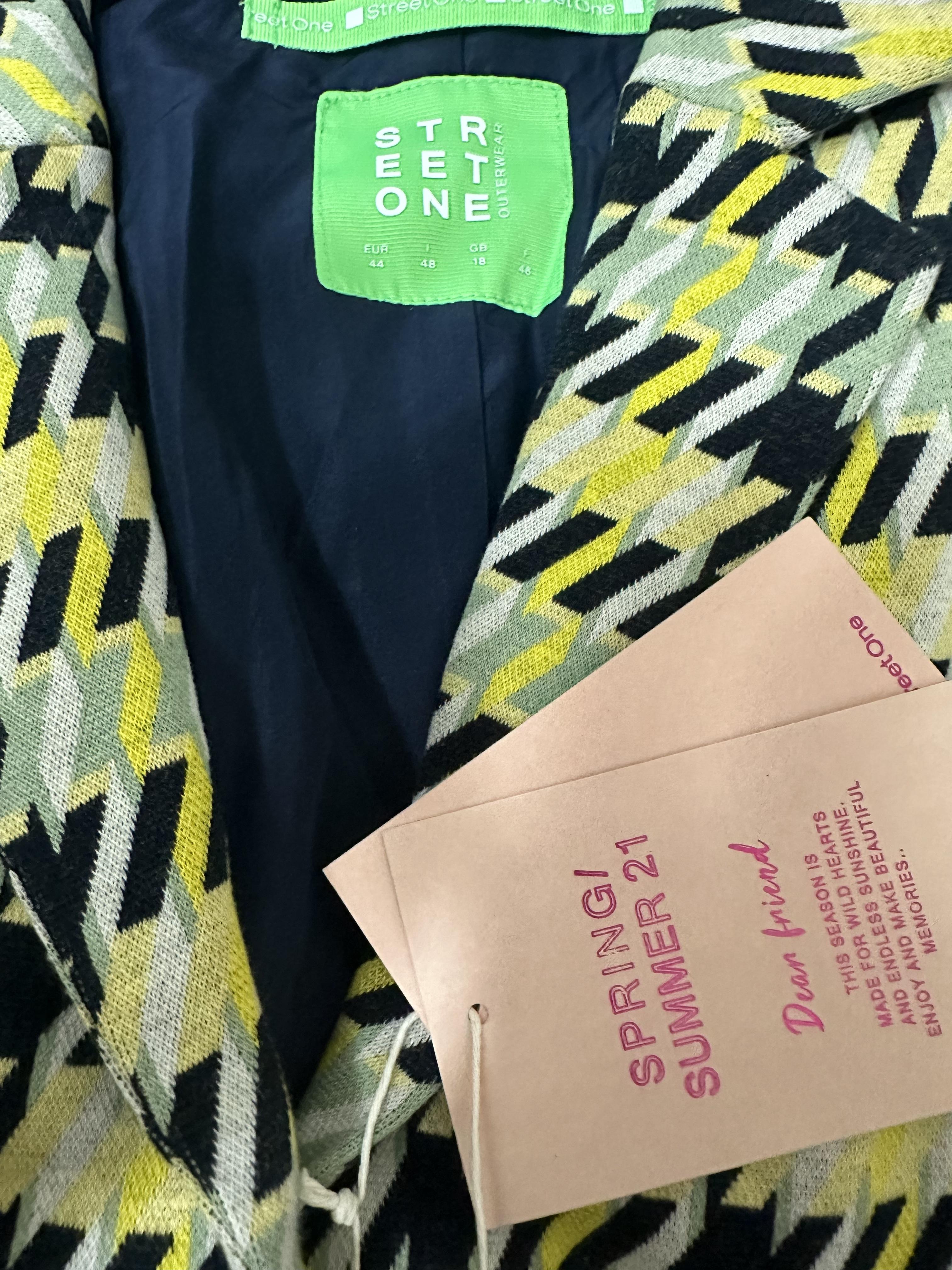 เสื้อกันหนาว โค้ทกันหนาว ลายชิโนริ แบรนด์ Street one (German) ขาว